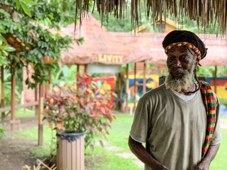Jamaika Urlaub: Rastafari vor Pflanzen