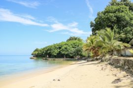 Jamaika Urlaub: Strand und Palmen am Meer