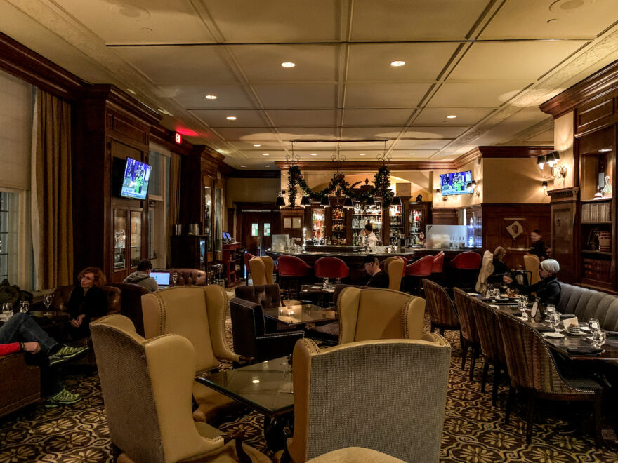 Stühle in der Bar des Fairmont Hotel Macdonald