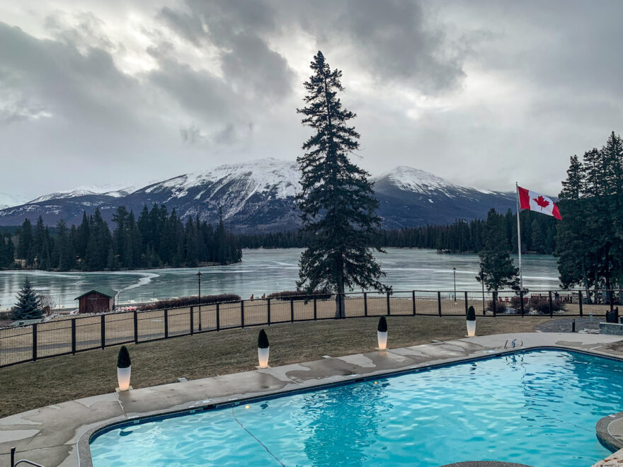 Alberta Highlights: Pool vor Bäumen und See im Jasper National Park.