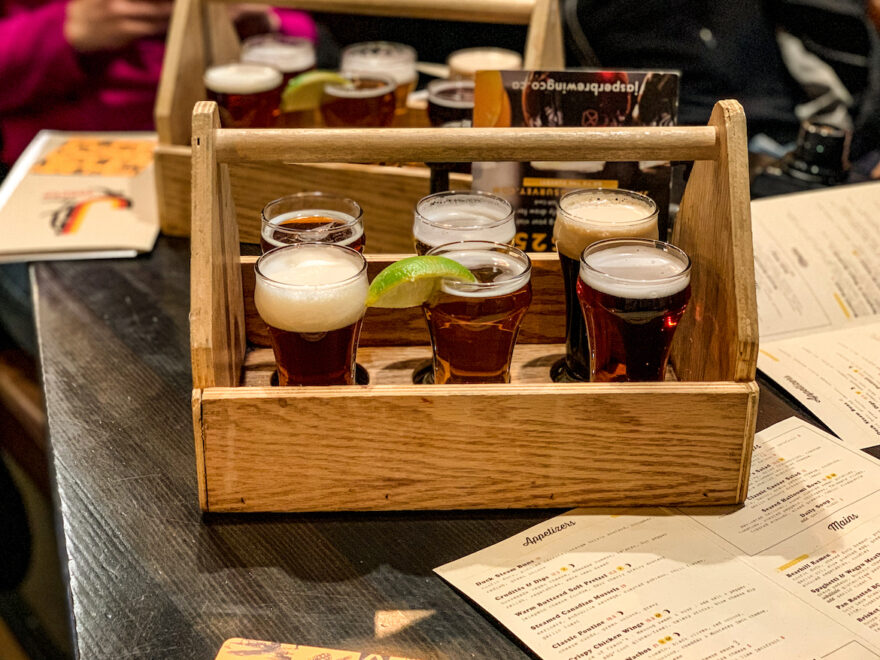 Biergläser in einem Träger.