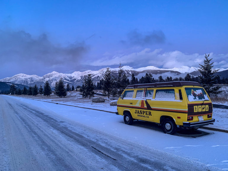 Alberta Highlights: VW Bus vor verschneiter Bergkulisse.