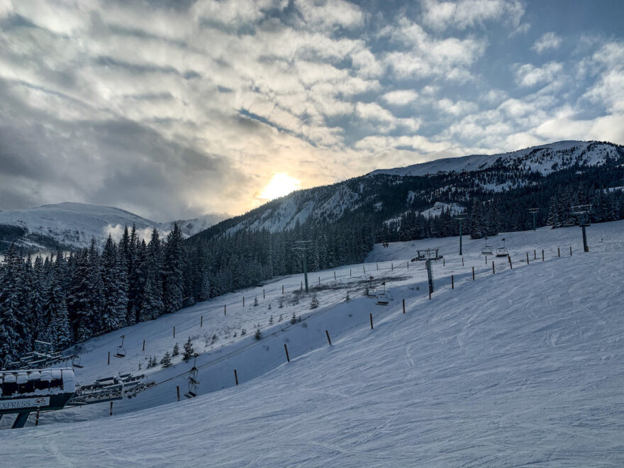Alberta Highlights: Sonnenuntergang über Wald und Skipiste.
