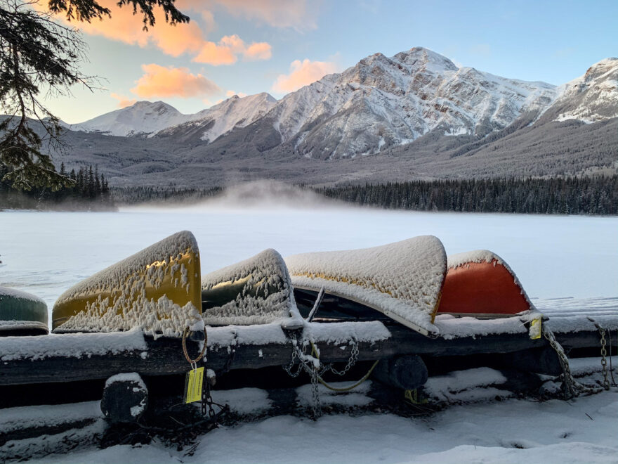 Alberta Highlights: Boote vor See und Bergen.