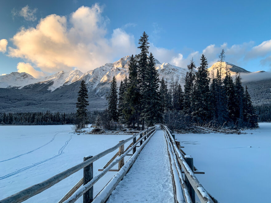 Alberta Highlights: Brücke vor Bäumen am Pyramid Lake.