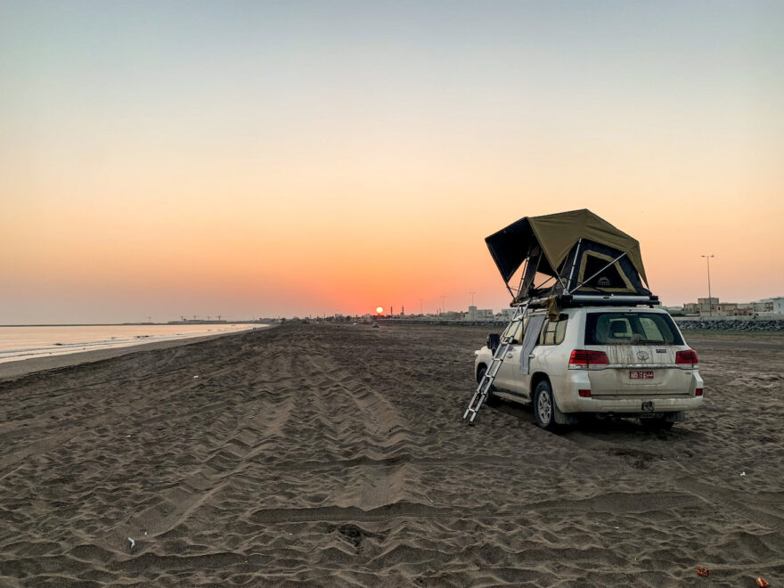 Geländewagen am Strand vor Barka
