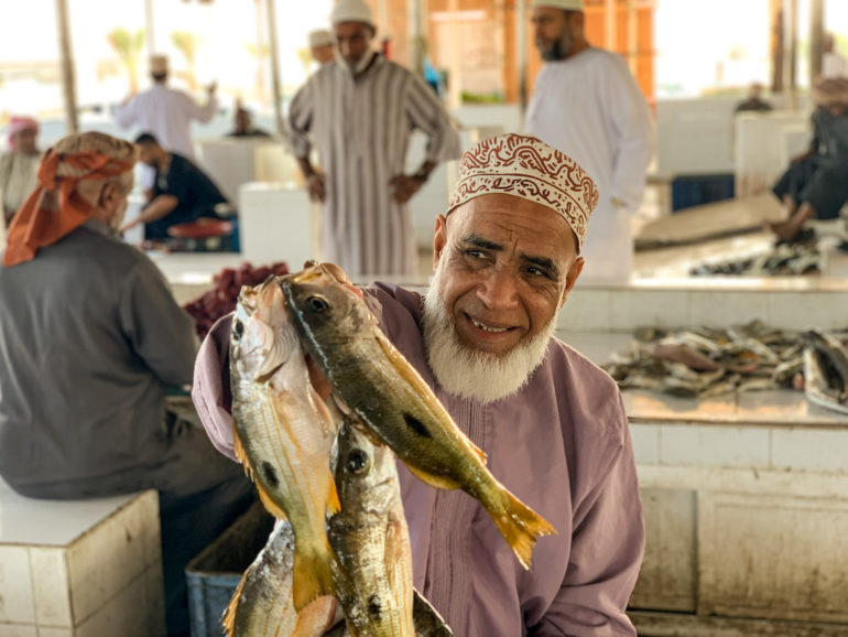 Verkäufer mit Fisch auf dem Markt von Barka bei einem Oman Roadtrip
