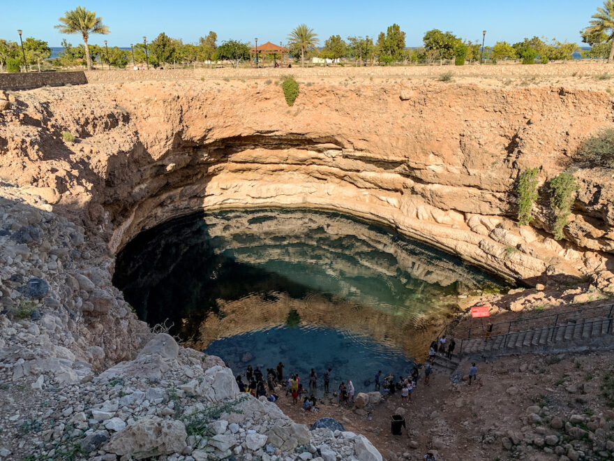 Menschen baden im Bimmah Sinkhole