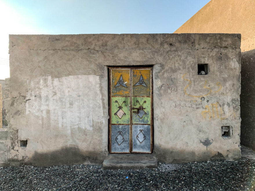 Bunte Tür an altem Gebäude bei Oman Roadtrip