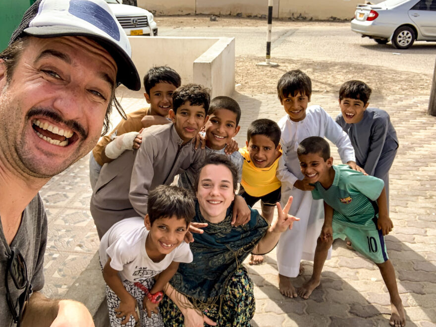 Marco Buch mit Kindern im Oman