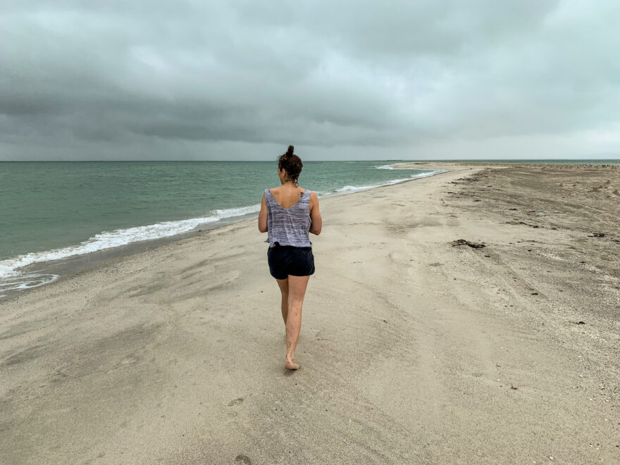 Frau am Strand von Masirah Island