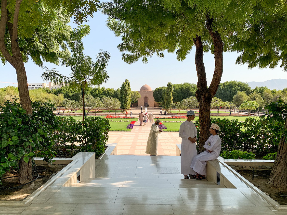 Omanische Jugendliche in traditionellen Klamotten an der großen Sultansmoschee Maskat
