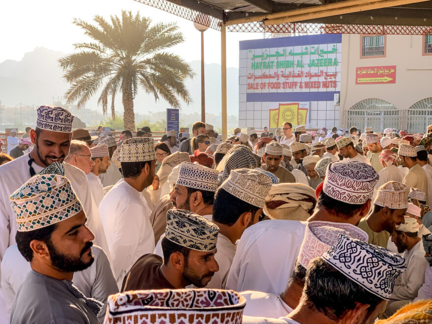 Männer und Tiere auf dem Viehmarkt von Nizwa Oman