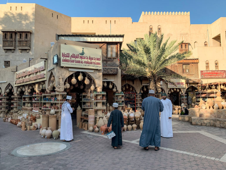Männer vor einem traditionellen Markt in Nizwa Oman