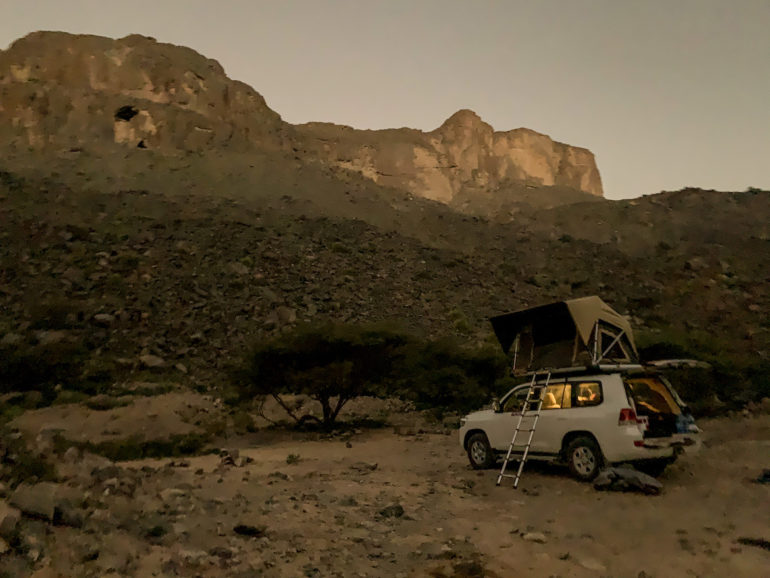 Geländewagen vor Bergkulisse bei einem Oman Roadtrip