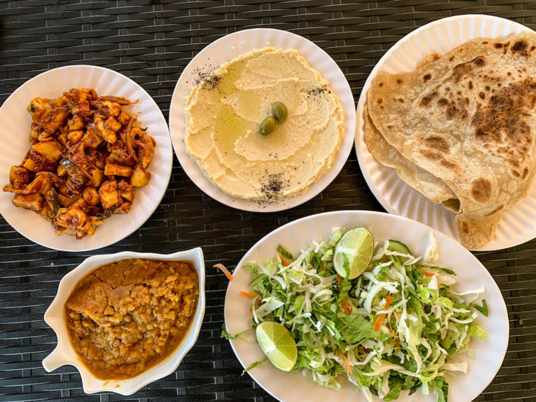 Teller mit verschiedenen Speisen auf einem Oman Roadtrip