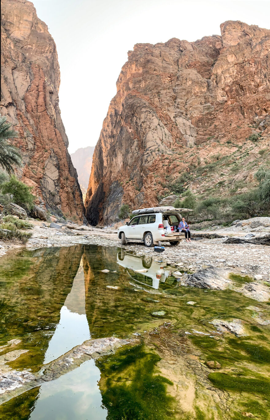 Geländewagen vor dem Snake Gorge Oman