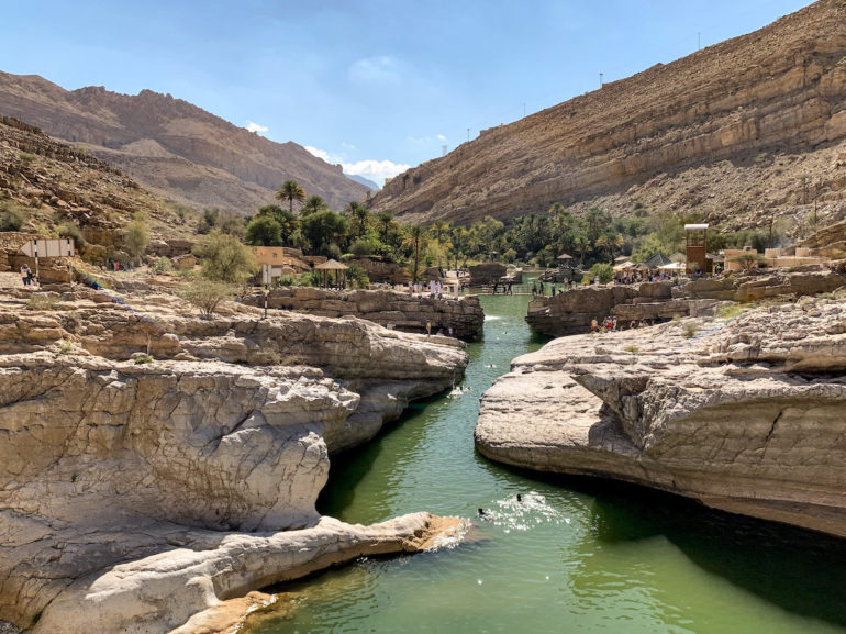 Wasser und Felsen im Wadi Bani Khalid