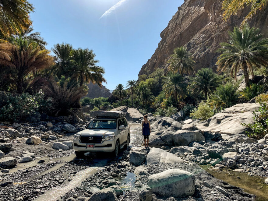 Geländewagen in einem Wadi bei Oman Roadtrip