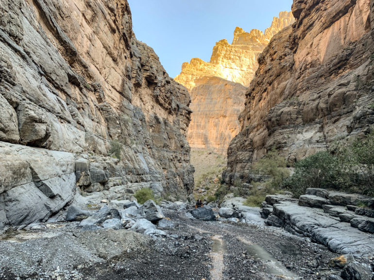 Weg in einem Canyon bei einem Oman Roadtrip