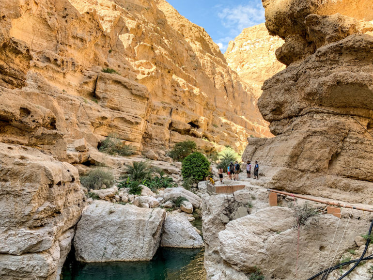 Wasser, Menschen und Felsen im Wadi Shab