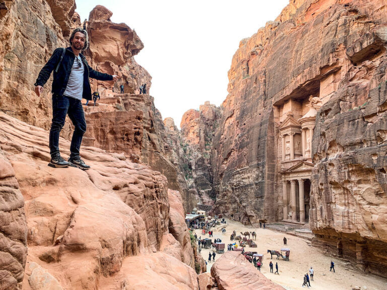 Marco Buch vor dem Mausoleum in Petra