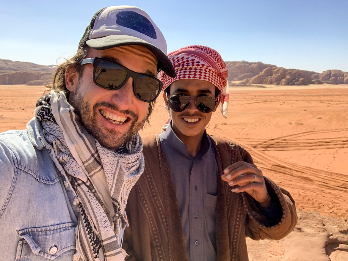 Marco Buch mit Fahrer im Wadi Rum