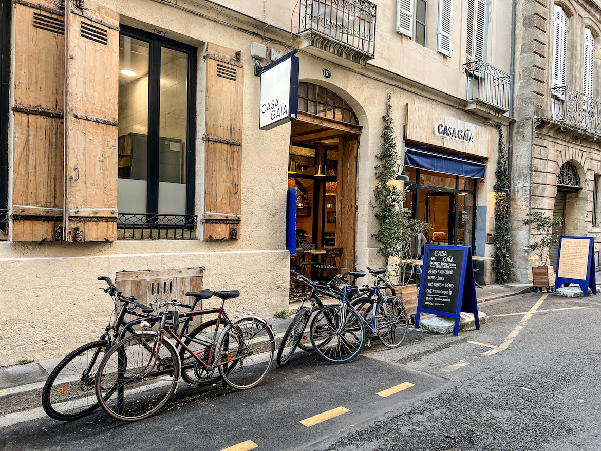 Restaurant mit Fahrrädern in der Nouvelle Aquitaine