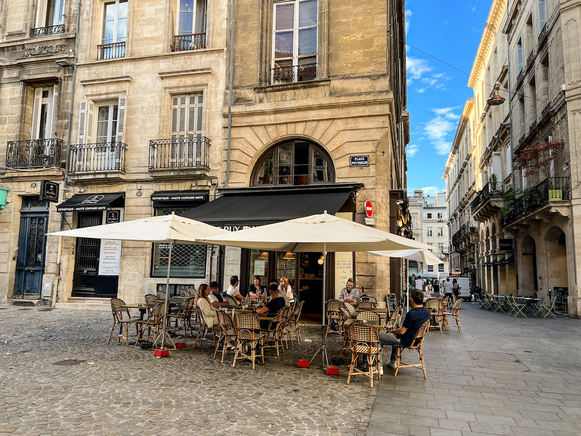 Cafe mit Stühlen und Menschen in Bordeaux Nouvelle Aquitaine