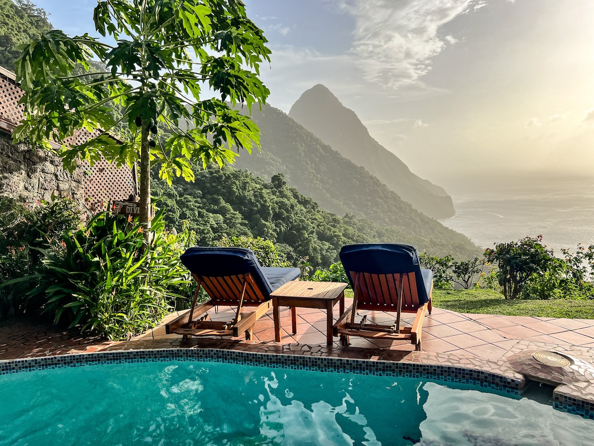 Pitons Stühle Pool Saint Lucia Karibik